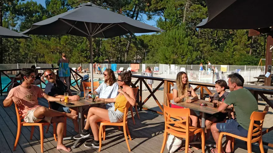 Terrasse bar devant la piscine VTF Les Oyats