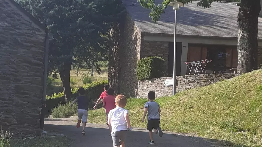 jeu enfant dans le village