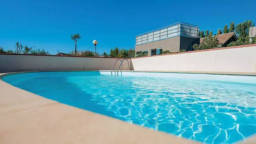 Piscine d'été famille en vacances