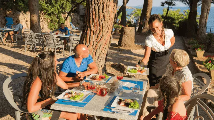 Bandol Restauration extérieure en pension complète