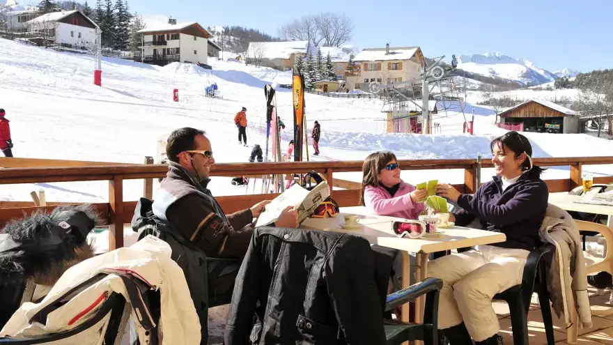 Terrasse soleil vue sur les pistes