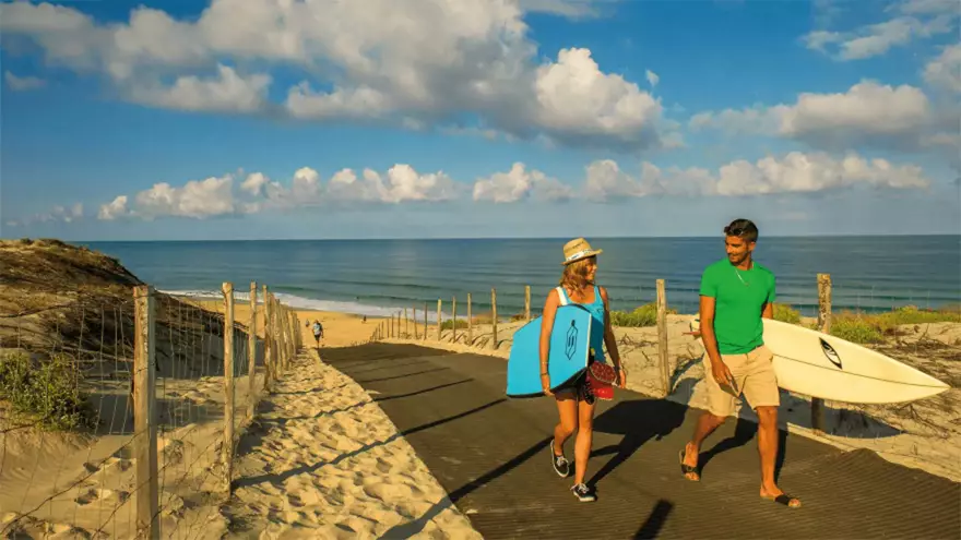 Biscarrosse océan plage surfeur