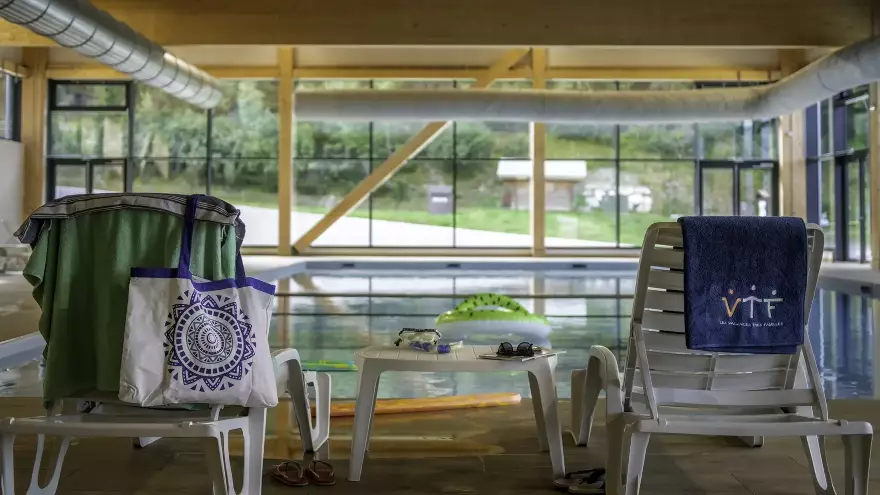 Détente à la piscine couverte