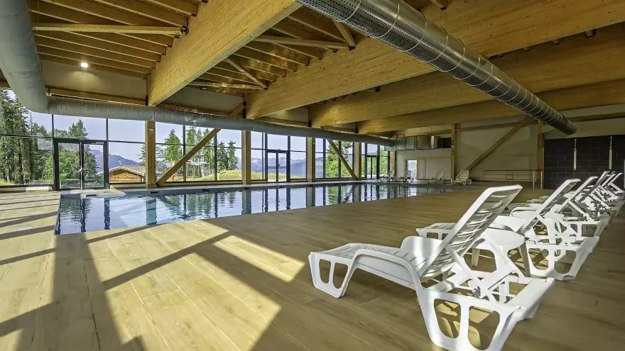 Grande piscine couverte