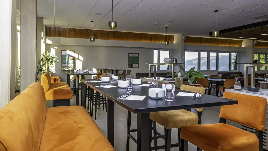 Restaurant avec table haute