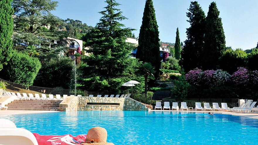 Détente vacances d'été à la piscine