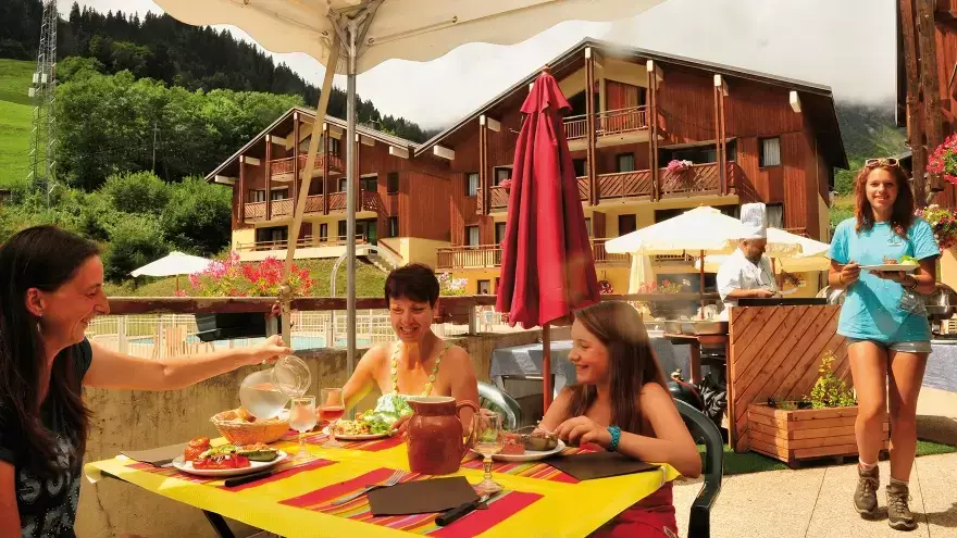 Famille en pension complète en vacances