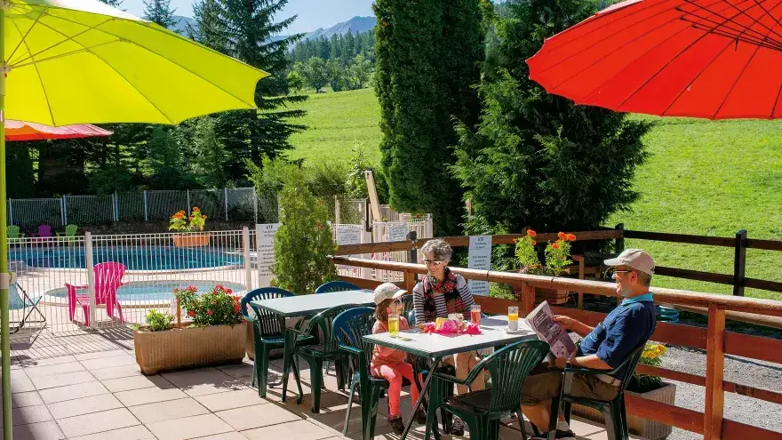 Restauration en terrasse en été