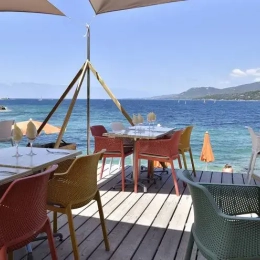 Terrasse sur la mer vacances les pieds dans l'eau