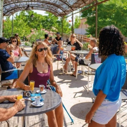 Ambiance terrasse du village du Grand Luberon