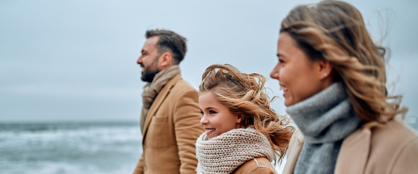 Famille à la mer en automne