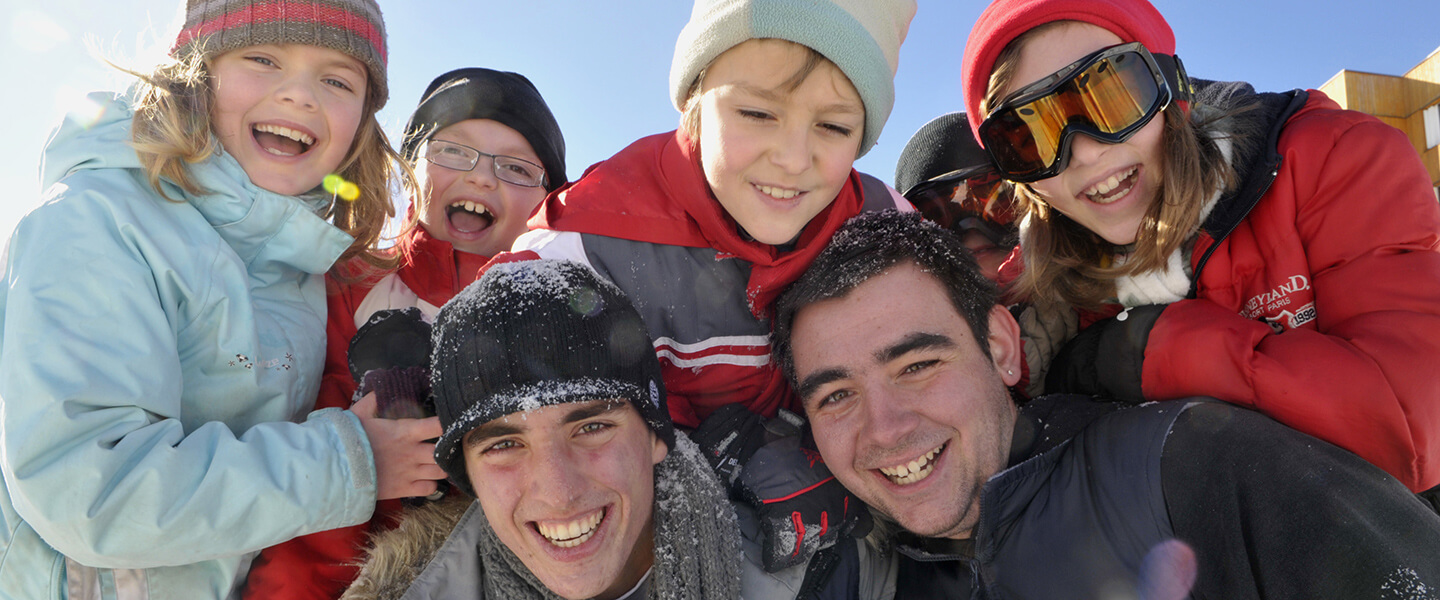 Jeux avec animateur du clubs enfants
